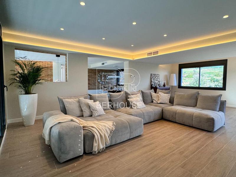 Foto 03f26e5c-314f-4767-ae19-3873c65befcc. Chalet casa chalet independiente centro con gran jardín y piscina en Tiana