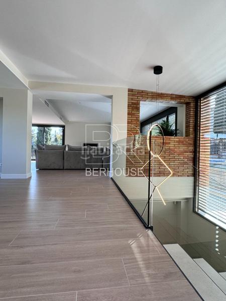 Foto 1cd02586-7f26-4829-b07d-a249abe401bd. Chalet casa chalet independiente centro con gran jardín y piscina en Tiana