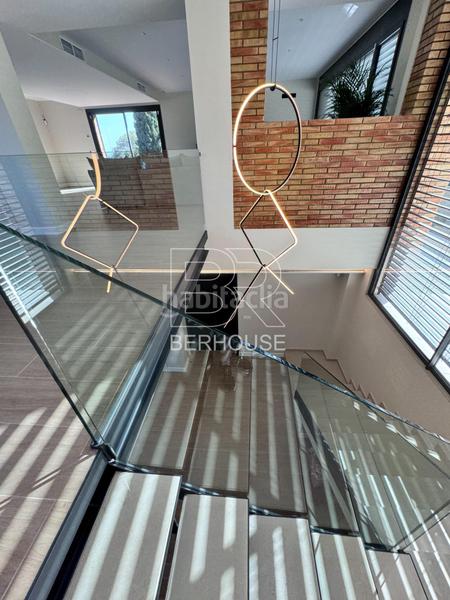 Foto 27343aca-e284-4c50-944e-32fe3e21f54e. Chalet casa chalet independiente centro con gran jardín y piscina en Tiana