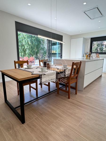 Foto 2b061f8a-dc17-4871-9460-6784adb9496a. Chalet casa chalet independiente centro con gran jardín y piscina en Tiana