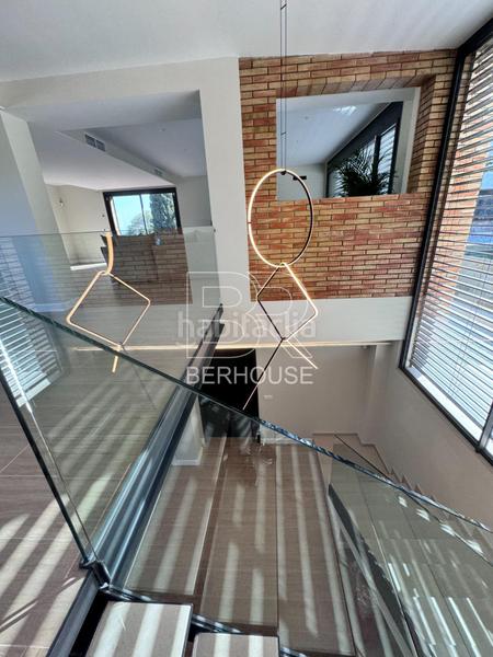 Foto 2c15dee1-4e5d-43e9-86af-fc7bf016f1ac. Chalet casa chalet independiente centro con gran jardín y piscina en Tiana