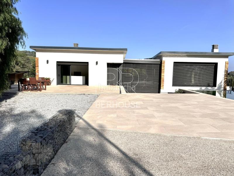 Foto 2cc5d8b9-de61-4f54-a810-c7a24e62c411. Chalet casa chalet independiente centro con gran jardín y piscina en Tiana