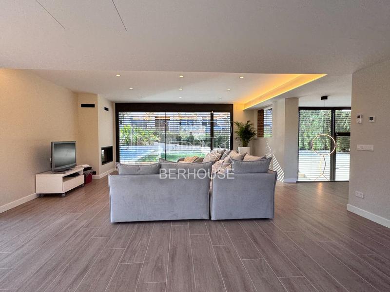 Foto 3ad1aa5a-0ce4-4900-a226-883785b8efeb. Chalet casa chalet independiente centro con gran jardín y piscina en Tiana