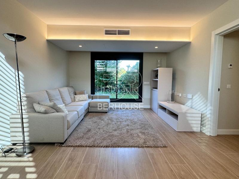 Foto 4a790d34-7f6e-426f-90b8-7bd53691d78e. Chalet casa chalet independiente centro con gran jardín y piscina en Tiana