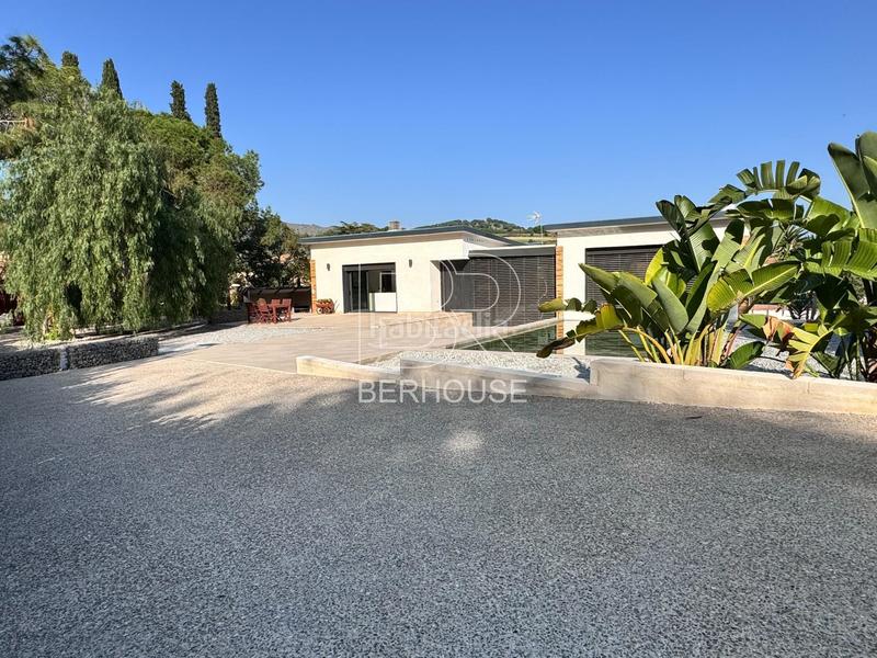 Foto 4cd00222-9f7e-40f5-8258-2e9293beea92. Chalet casa chalet independiente centro con gran jardín y piscina en Tiana