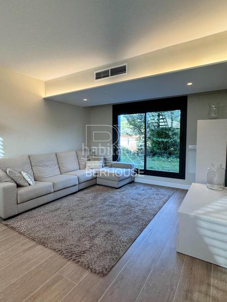 Foto 7b6346aa-b546-42f9-8f90-e6e90f7568f0. Chalet casa chalet independiente centro con gran jardín y piscina en Tiana