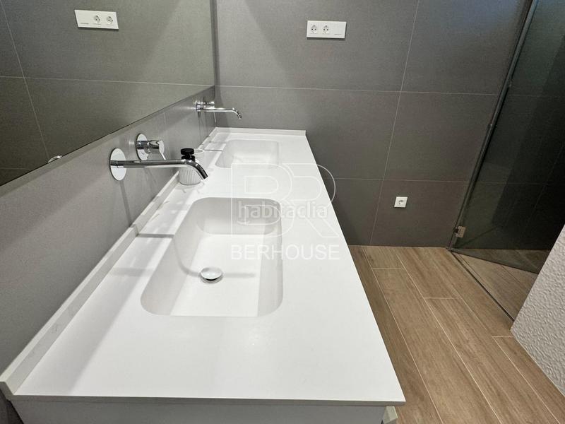 Foto 860a7753-8d20-451d-aed2-84704edf6d70. Chalet casa chalet independiente centro con gran jardín y piscina en Tiana