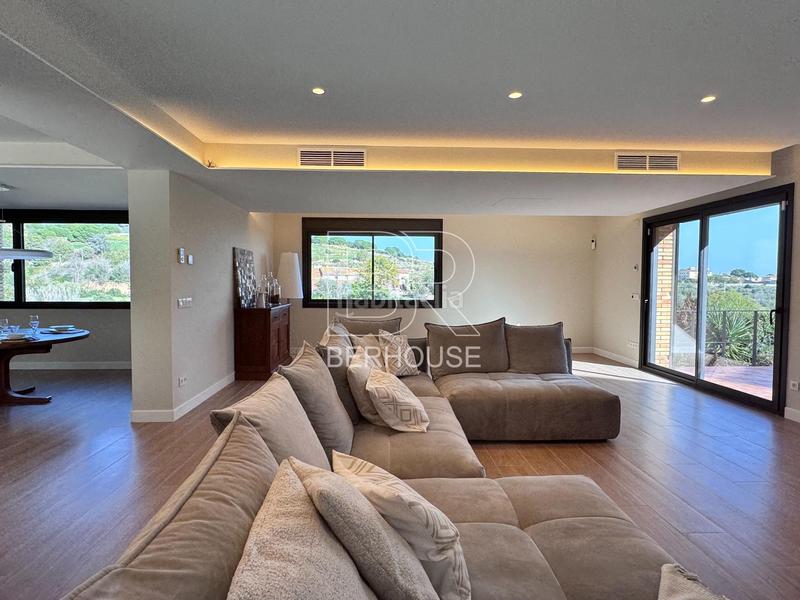 Foto 8b09b60b-eb0c-4e37-8a28-d50fb408f93e. Chalet casa chalet independiente centro con gran jardín y piscina en Tiana