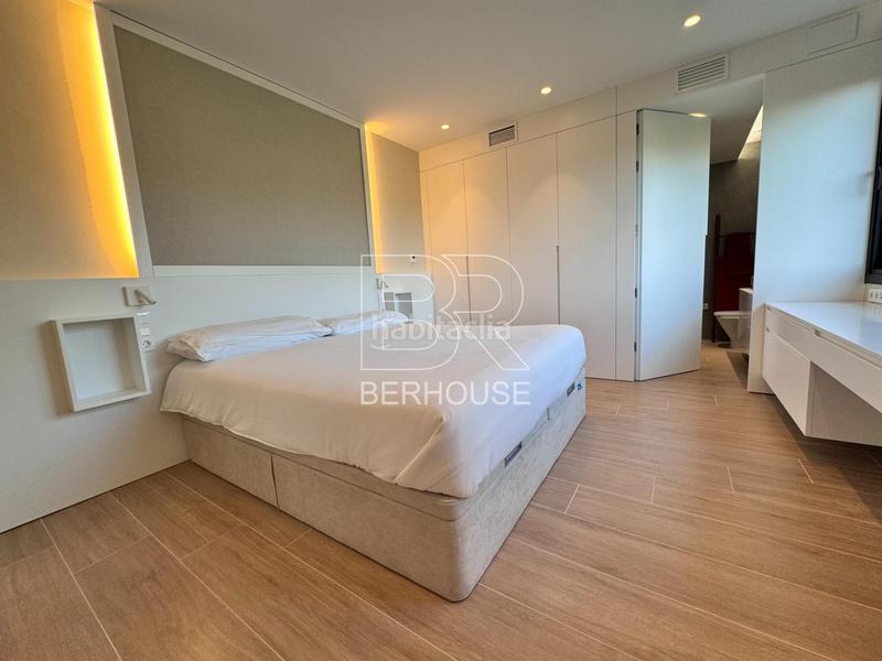 Foto 9805cade-d910-4b99-aa30-386e59e63336. Chalet casa chalet independiente centro con gran jardín y piscina en Tiana