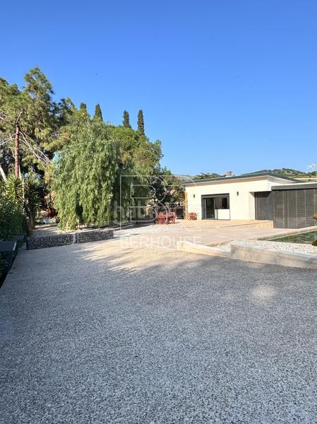 Foto a1e2280a-3544-40c9-bdbc-b308322af2e2. Chalet casa chalet independiente centro con gran jardín y piscina en Tiana