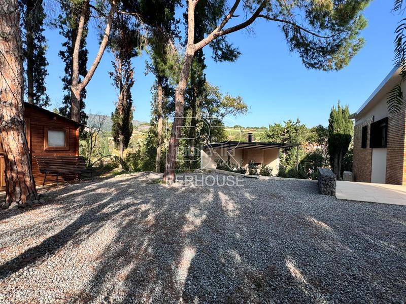 Foto b5328bc3-673c-49fe-8abe-4c383c1c72a2. Chalet casa chalet independiente centro con gran jardín y piscina en Tiana