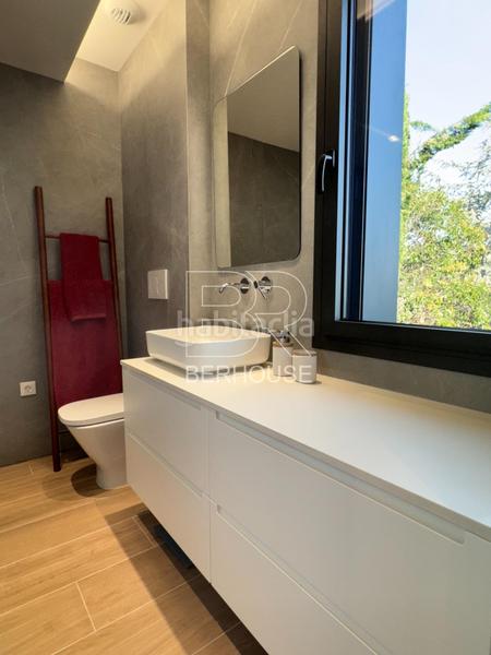 Foto b9cc47f1-447f-4a2d-b9fa-8ed2ba8d7773. Chalet casa chalet independiente centro con gran jardín y piscina en Tiana