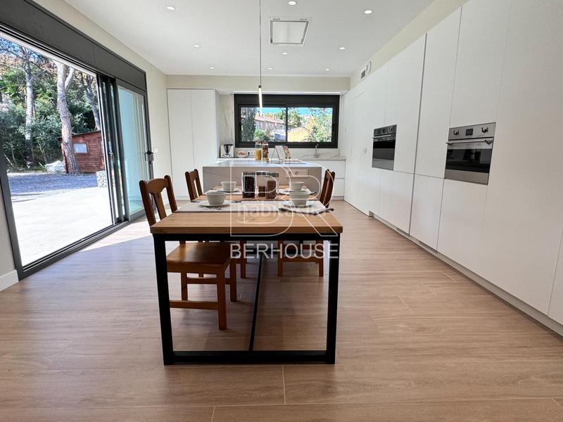 Foto b9f812c8-e15f-46ab-b473-820c3859c651. Chalet casa chalet independiente centro con gran jardín y piscina en Tiana