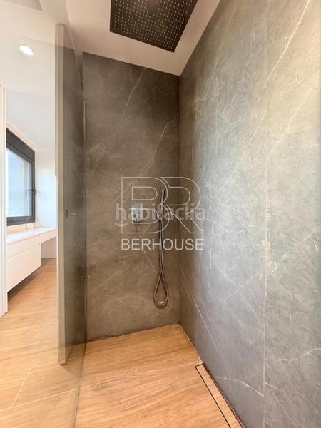 Foto c2ec4963-6d0c-428b-9046-b80055e2766a. Chalet casa chalet independiente centro con gran jardín y piscina en Tiana