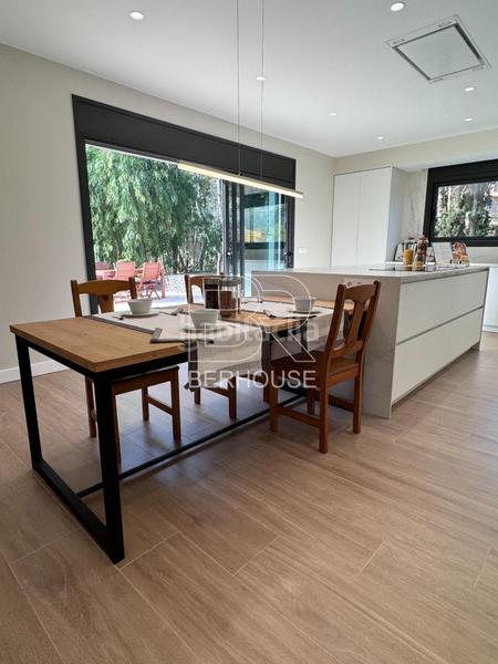 Foto d11cbe22-5a32-4aa6-81e2-b7131ccb20fa. Chalet casa chalet independiente centro con gran jardín y piscina en Tiana