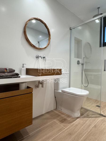 Foto d9c56ac3-3da6-44b3-abf7-d43e30731c26. Chalet casa chalet independiente centro con gran jardín y piscina en Tiana