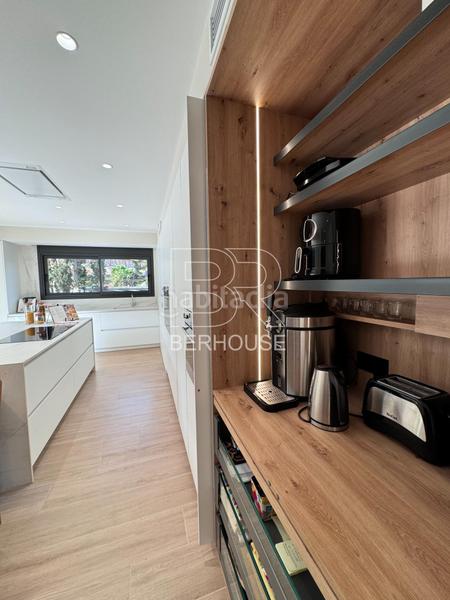 Foto dd59f83a-7e65-4194-a1b9-f472ec496cc7. Chalet casa chalet independiente centro con gran jardín y piscina en Tiana