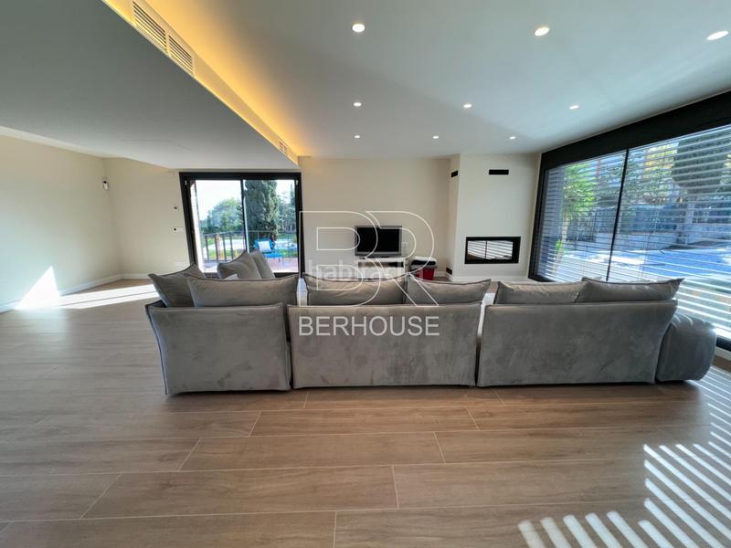 Foto df32fa3e-7521-483a-9a16-d7fdef7e743e. Chalet casa chalet independiente centro con gran jardín y piscina en Tiana