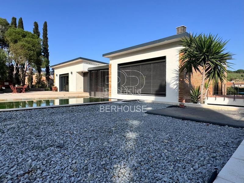 Foto e0eb30c1-cbc6-49c8-8882-a5c756d82e97. Chalet casa chalet independiente centro con gran jardín y piscina en Tiana