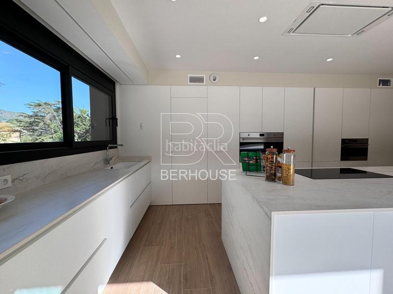 Foto e81c3dd6-928a-4ea7-bfbd-45c746887c95. Chalet casa chalet independiente centro con gran jardín y piscina en Tiana