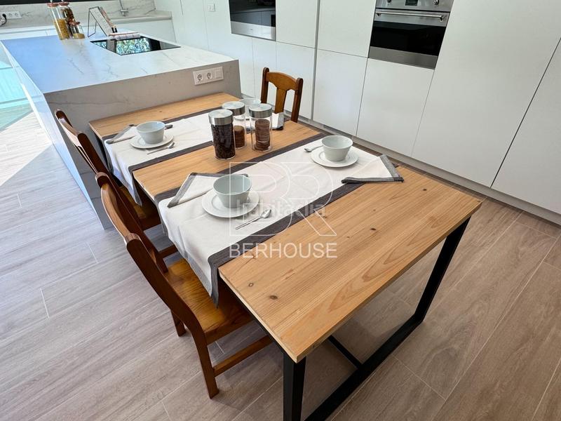 Foto ee63b9d3-80f9-4508-a063-c8305bb81a4f. Chalet casa chalet independiente centro con gran jardín y piscina en Tiana