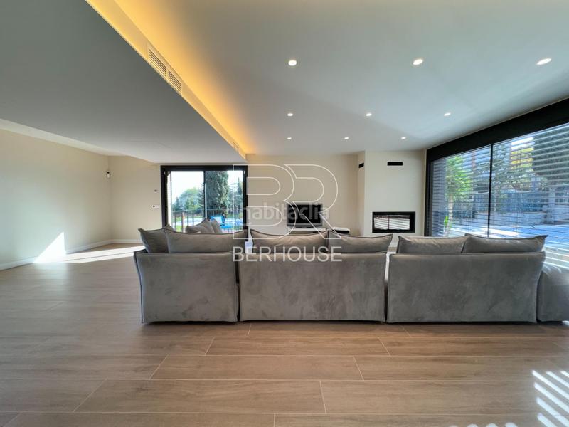 Foto f265acfe-a28d-440c-a484-93213f485ab5. Chalet casa chalet independiente centro con gran jardín y piscina en Tiana