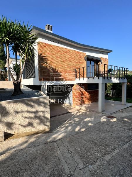 Foto f2b1a8f1-e5ca-4200-a899-0897fdbc357f. Chalet casa chalet independiente centro con gran jardín y piscina en Tiana