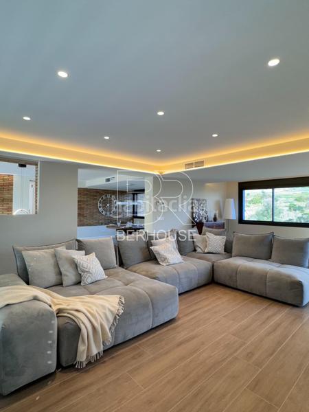 Foto f4b7c447-4f21-40d0-b60c-c98df52fc8e0. Chalet casa chalet independiente centro con gran jardín y piscina en Tiana