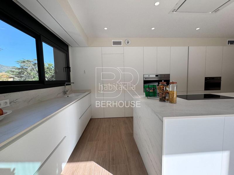 Foto fa17a1ec-d6fc-4091-b116-35bb4362b65e. Chalet casa chalet independiente centro con gran jardín y piscina en Tiana