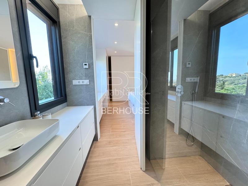 Foto fcc48b1f-a125-4faa-8024-deb56ee86f5c. Chalet casa chalet independiente centro con gran jardín y piscina en Tiana