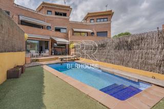 Reihenhaus in Golf-Can Trabal. Casa adosada con jardn y piscina privada