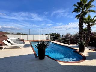 Haus in Tei. Casa con piscina privada y espectaculares vistas al mar