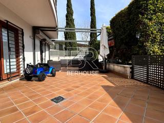 Rez-de-chaussée à Tiana. Piso en planta baja con terraza de 37m y piscina comunitaria