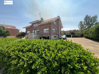 Chalet in Santovenia de la Valdoncina. Chalet individual en ribaseca con piscina