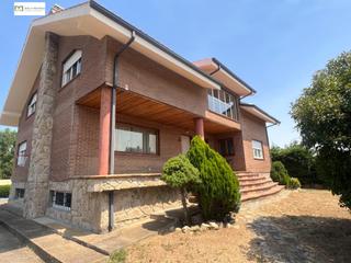 Chalet in Santovenia de la Valdoncina. Chalet individual en ribaseca con piscina