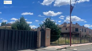 Reihenhaus in Trobajo del camino. Adosado en urbanizacion cerrada