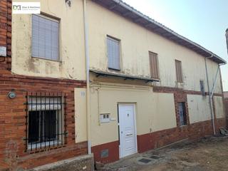 Mas à Chozas de Abajo. Casa de dos plantas en villar de mazarife con amplio patio