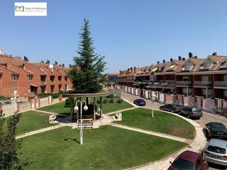 Chalet à Trobajo del camino. Vivienda adosada en urbanizacion semicerrada en trobajo