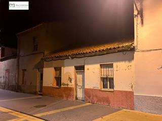 Maison à Trobajo del camino. Casa planta baja con patio en el centro de trobajo del camino