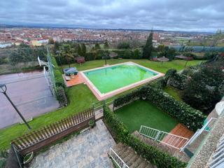 Maison jumelée à Trobajo del camino. Adosado en trobajo del camino urbanización ajardinada con piscin