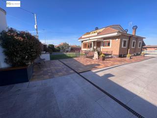 Chalet à Armunia. Chalet exclusivo con finca privada a 3 km del centro de león