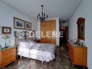 Pis en Helln. Piso de 150 m2 con garaje y trastero, jardn del tamborilero.