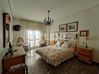 Pis a Hellín. Piso de 150 m2 con garaje y trastero, jardín del tamborilero.