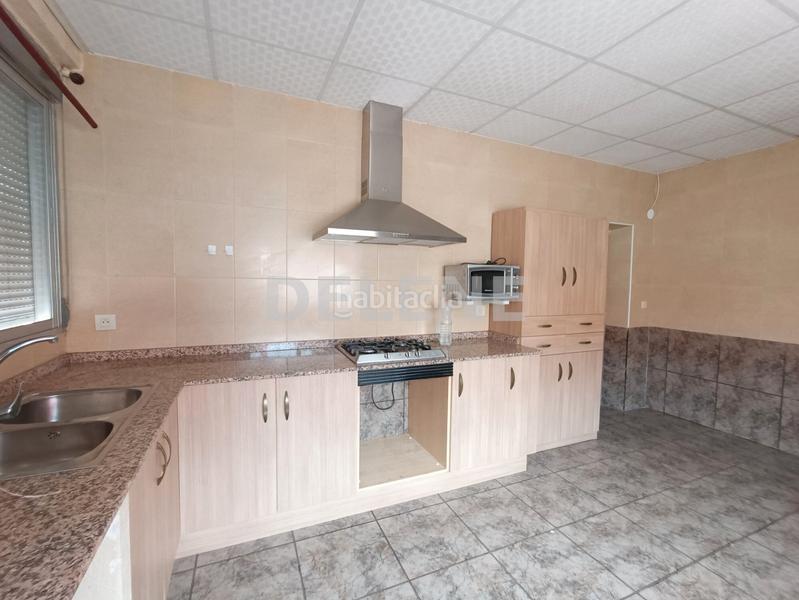 Foto f2e261c7-7e91-4b82-8637-a3512eb07a30. Casa adossada amb piscina a Hellín