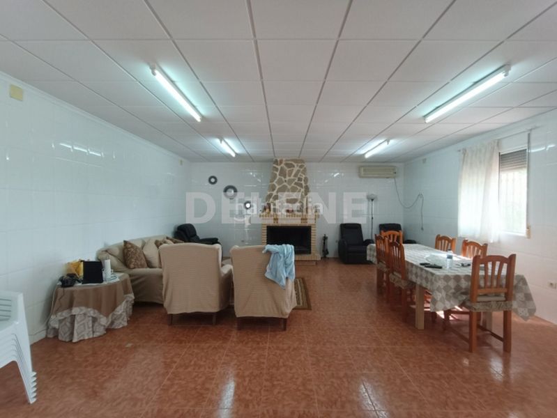 Foto e532f36a-9fd9-4170-9dfe-72caece37779. Masia amb xemeneia a Tobarra