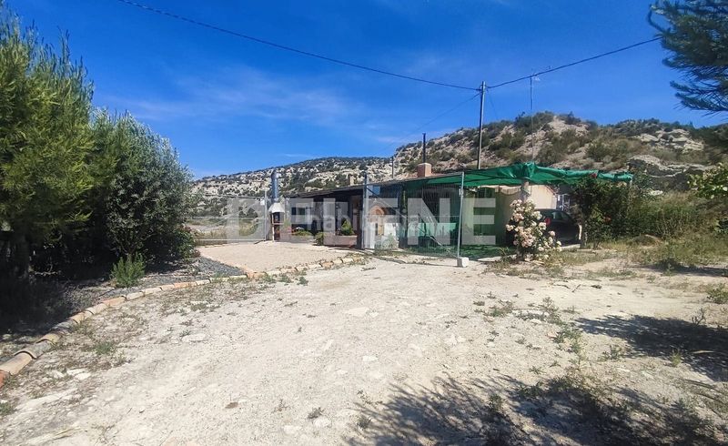 Foto f5ce7d5b-0b3b-452b-9048-76216e06f7cb. Chalet avec cheminée dans Hellín