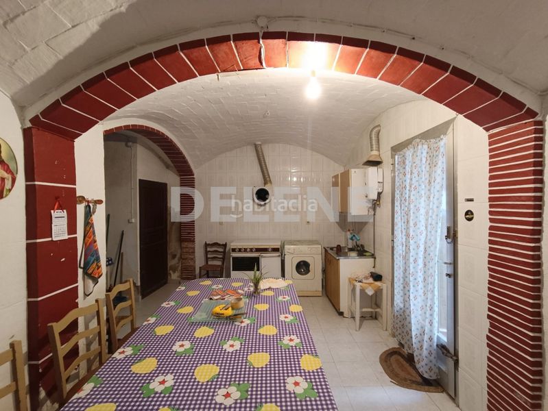 Foto bf32c43b-4a21-4063-b8d8-2489060a3833. Casa aparellada a Hellín