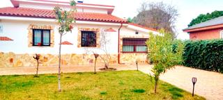 Rent Chalet in Fuenteguinaldo. Chalet en alquiler en aldeaseca de armuña, 4 dormitorios.