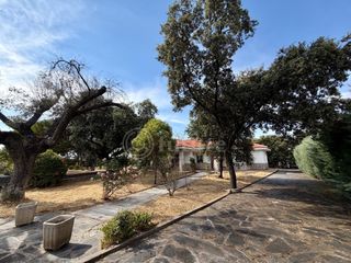 Chalet in Urbanización Encinar de la Rad