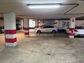 Aparcament cotxe a Avenida de Villamayor